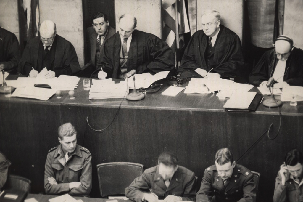 Foto dos principais réus no banco dos réus durante o Julgamento de Nuremberg.