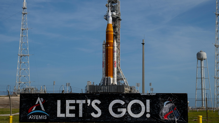 Ilustração da cápsula Orion orbitando a Lua com a Terra ao fundo.