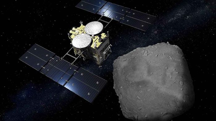 Imagem do asteroide Ryugu com representações artísticas de moléculas de DNA e RNA.