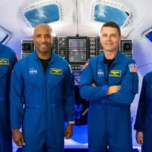 Astronautas da Artemis II usando o actígrafo da USP durante treinamento.